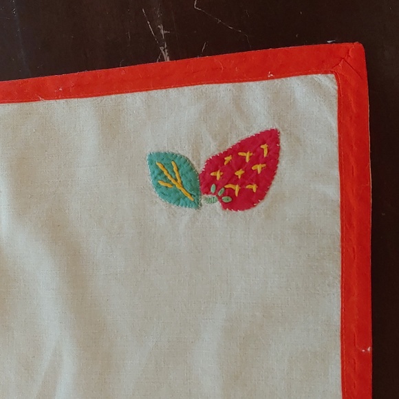 Vintage Strawberry table linen cloth Embroidered white red yellow green - Picture 2 of 5